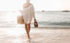 fashion-plaža-ljeto-bijela-košulja-modnialmanah