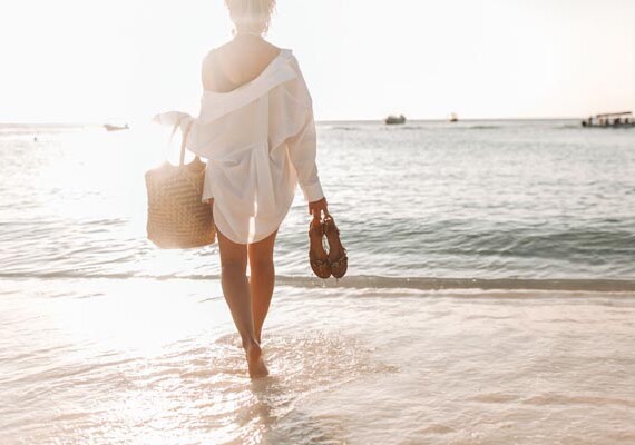 fashion-plaža-ljeto-bijela-košulja-modnialmanah