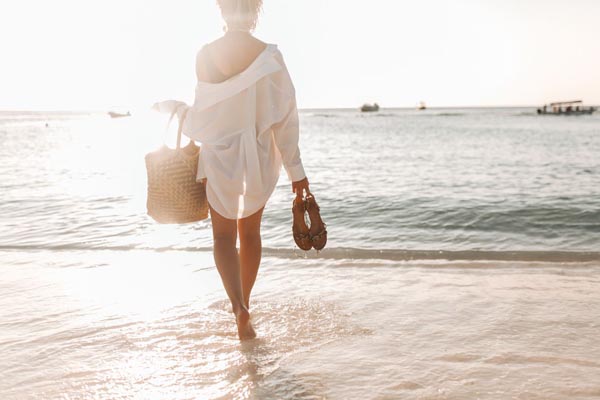 fashion-plaža-ljeto-bijela-košulja-modnialmanah