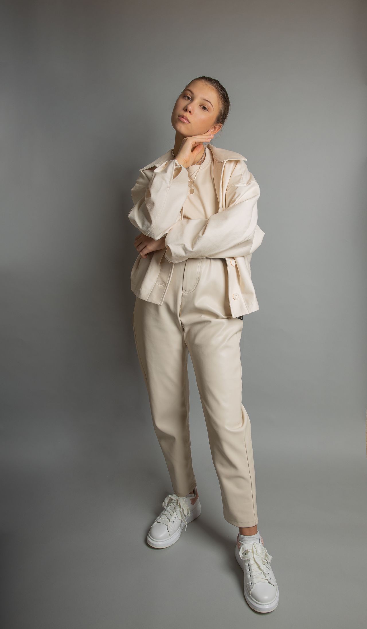 bež-modni-outfit-u-quiet-luxury-stilu-modnialmanah-fashion