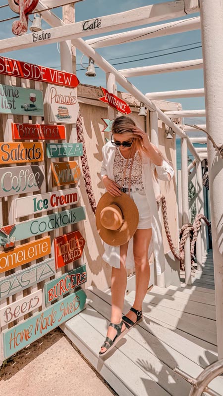 fashion-plaža-ljeto-bijela-košulja-modnialmanah