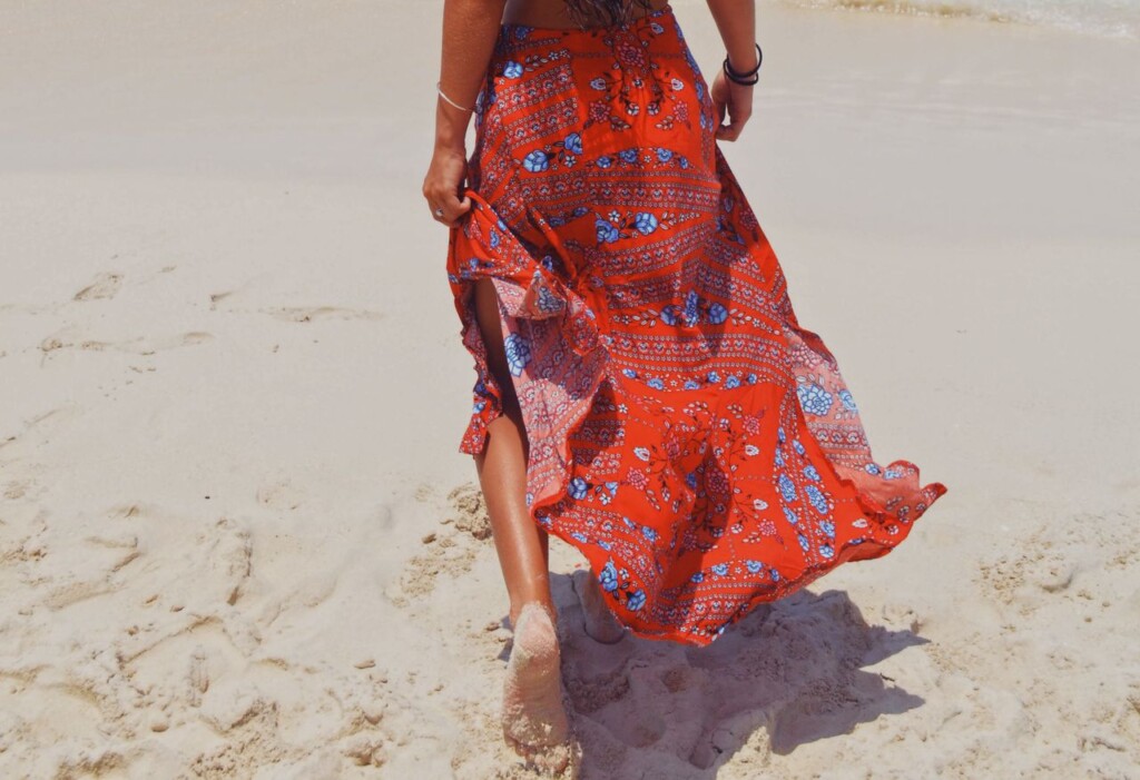 fashion-duga-suknja-plaža-look-modnialmanah