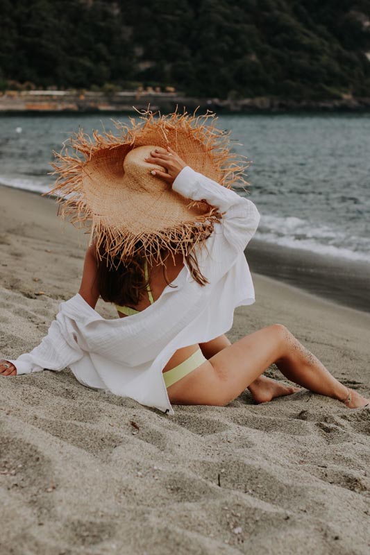 fashion-plaža-ljeto-bijela-košulja-modnialmanah