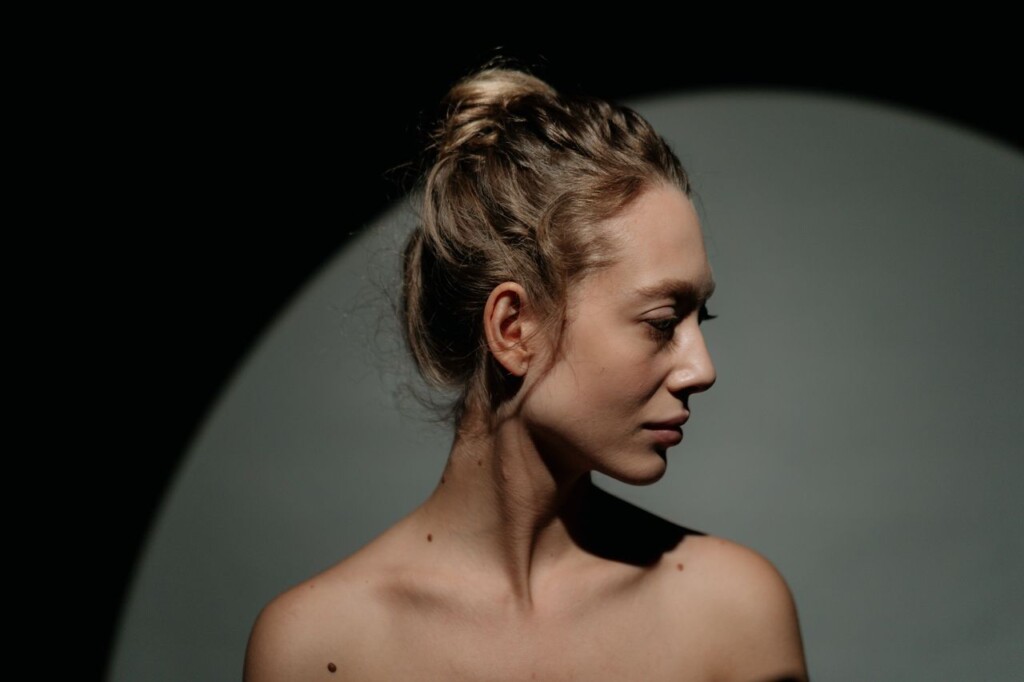 beauty-frizura-ljeto-ležerno-podignuta-kosa-modnialmanah