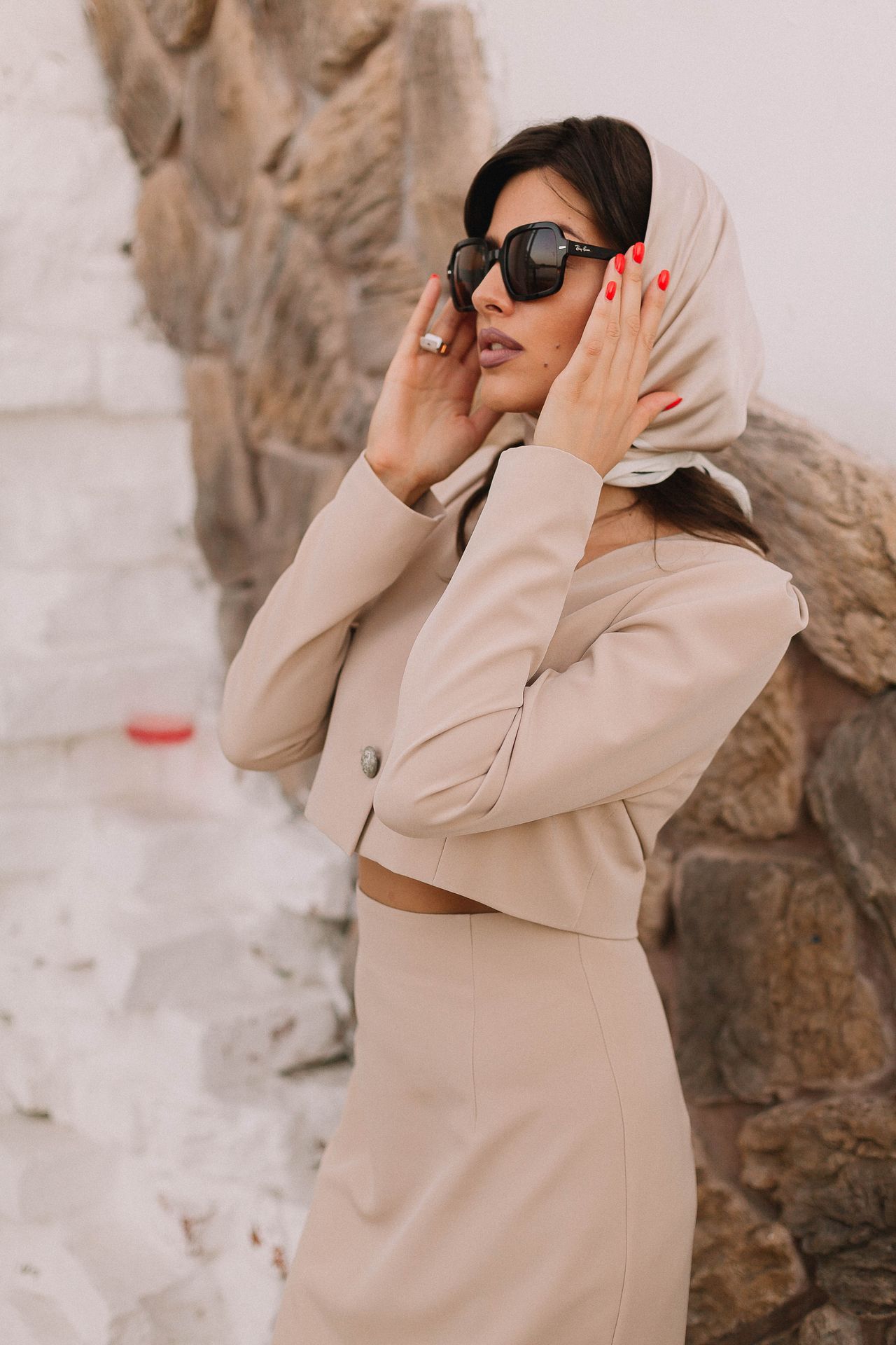 bež-modni-outfit-u-quiet-luxury-stilu-modnialmanah-fashion