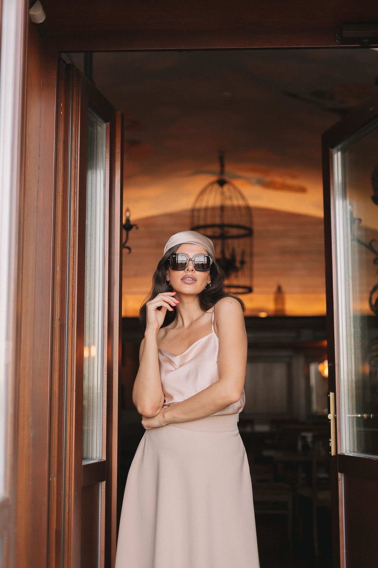 bež-modni-outfit-u-quiet-luxury-stilu-modnialmanah-fashion