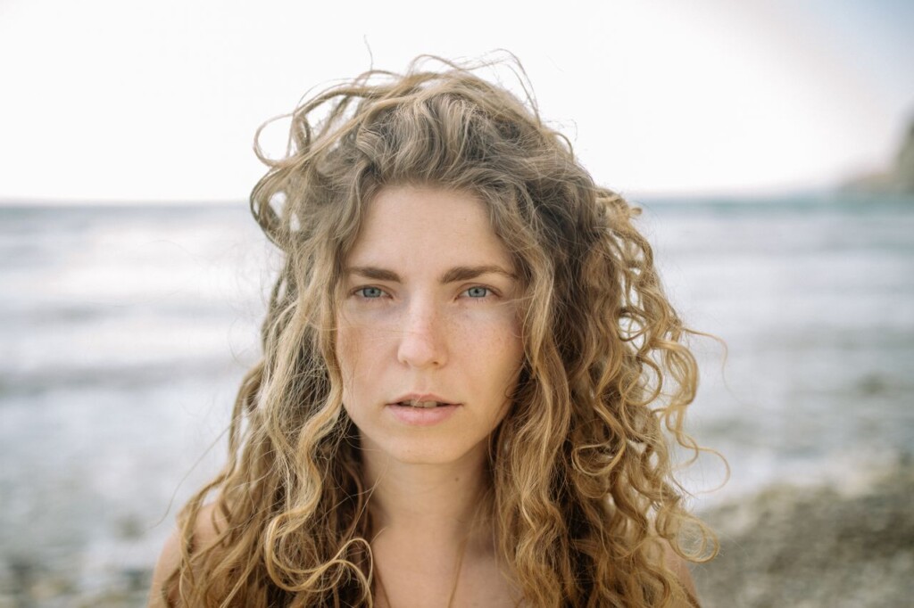 njega-kovrčave-kose-nakon-mora-i-sunca-beauty-hair-modnialmanah