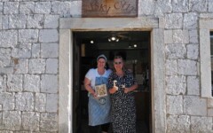 viški cvit mirela blagojević i alma premerl zoko pred dućanom