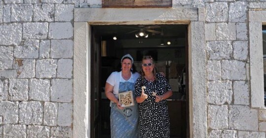 viški cvit mirela blagojević i alma premerl zoko pred dućanom