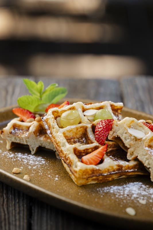 BELGIJSKI WAFFLI S BOBIČASTIM VOĆEM I SIRUPOM