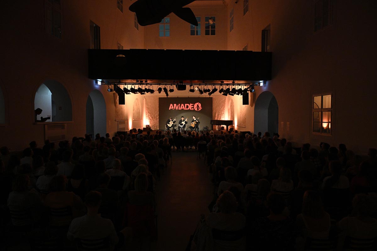 Koncert gitarističkog trija na Sceni Amadeo pred publikom u dvorani