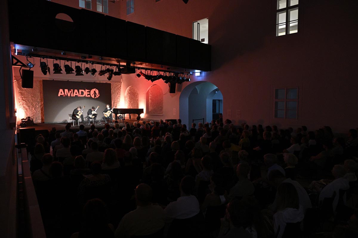 Koncert gitarističkog trija na Sceni Amadeo pred publikom u dvorani