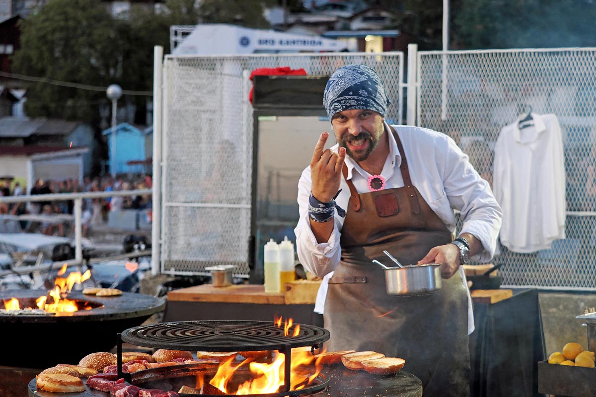 Darjan Urdih (1) Priprema burgera i mesa na Porto Gastro Festivalu u Rijeci uz atraktivan nastup Darjana Urdiha