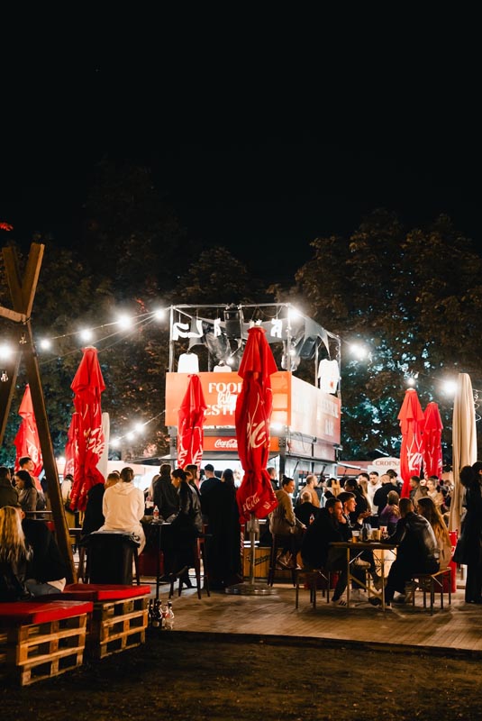 Posjetitelji Food Film Festivala u Zagrebu uživaju u noćnom programu i hrani na otvorenome.