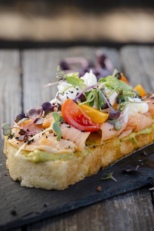 FOCCACIA S DIMLJENIM LOSOSOM, AVOKADOM, GUACAMOLE UMAK, POŠIRANA JAJA