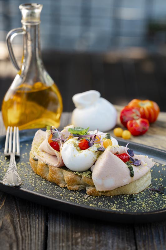 FOCCACIA S MORTADELOM, BURRATA SIROM I PESTOM OD BOSILJKA