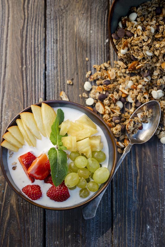 GRANOLA S JOGURTOM I SEZONSKIM VOĆEM