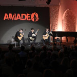 Koncert gitarističkog trija na Sceni Amadeo pred publikom u dvorani