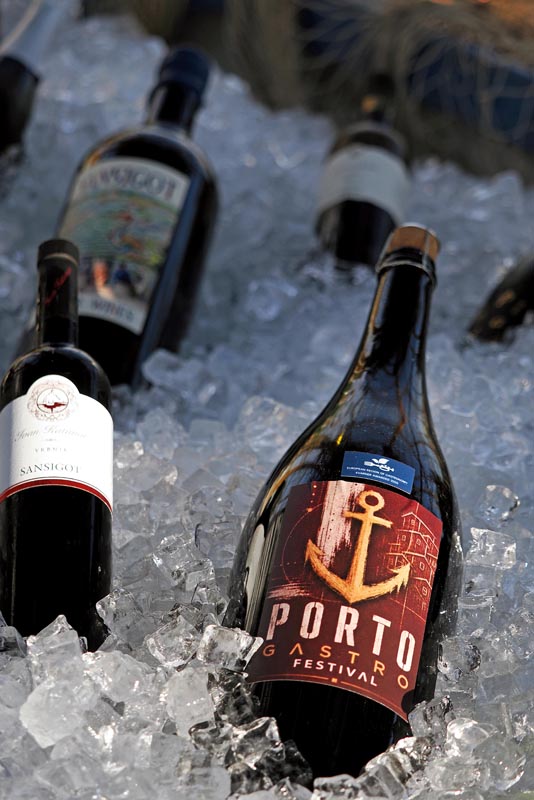 P8296281 Boce vina, uključujući vino s etiketom Porto Gastro Festival, hlade se u posudi s puno leda.