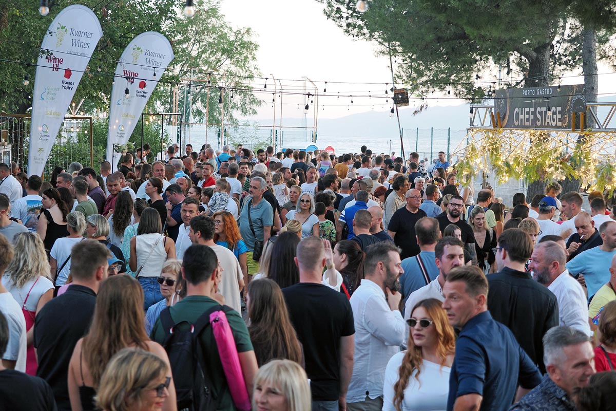 P8296357 Posjetitelji Porto Gastro Festivala u Rijeci na Kvarneru okupljeni oko Chef Stage pozornice