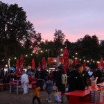 Posjetitelji na Food Film Festivalu u Zagrebu uživaju u street food ponudi u parku dr. Franje Tuđmana u sumrak.