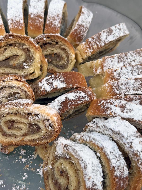 mendulaca Narezane šnite madulače posipane šećerom u prahu na pladnju.
