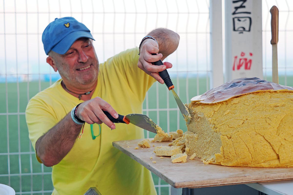 palenta kompirica (2) Rezanje divovske tradicionalne palente kompirice na Porto Gastro Festivalu u Rijeci.