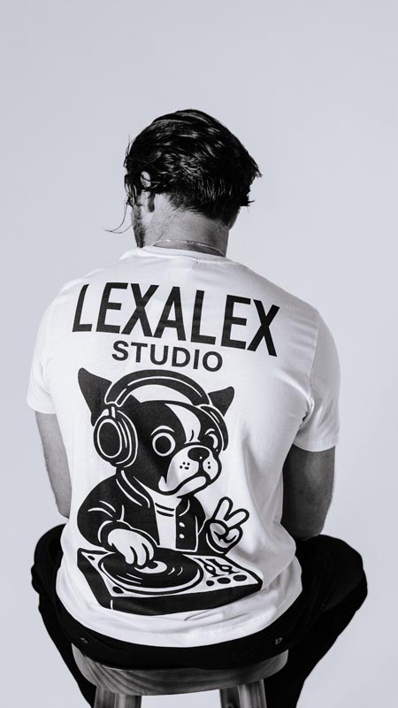 uška bijela majica s printom psa DJ-a sa slušalicama na leđima brenda Lexalex Studio.