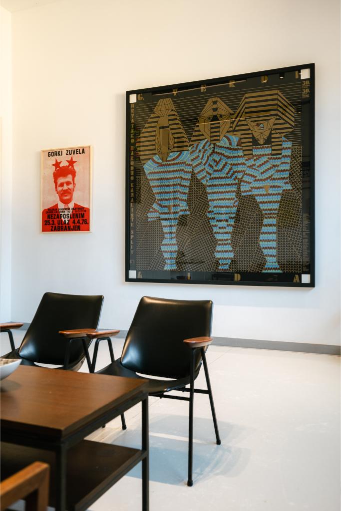 Plakati Gorkog Žuvele i Borisa Bućana iznad crnih retro fotelja na Zagreb Design Weeku