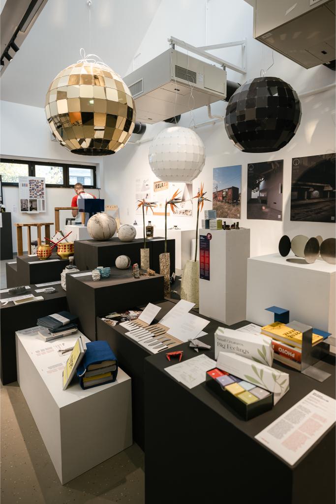 Velike viseće disko lampe iznad štandova s dizajnerskim proizvodima na Zagreb Design Weeku