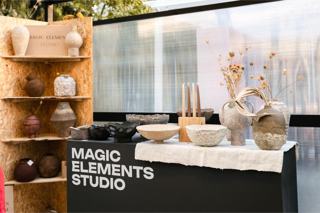 Ručno rađene keramičke vaze i zdjele brenda Magic Elements Studio na izložbenom štandu