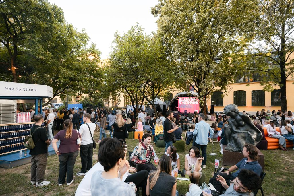 Mnoštvo posjetitelja druži se u parku na otvorenom prostoru festivala Zagreb Design Week