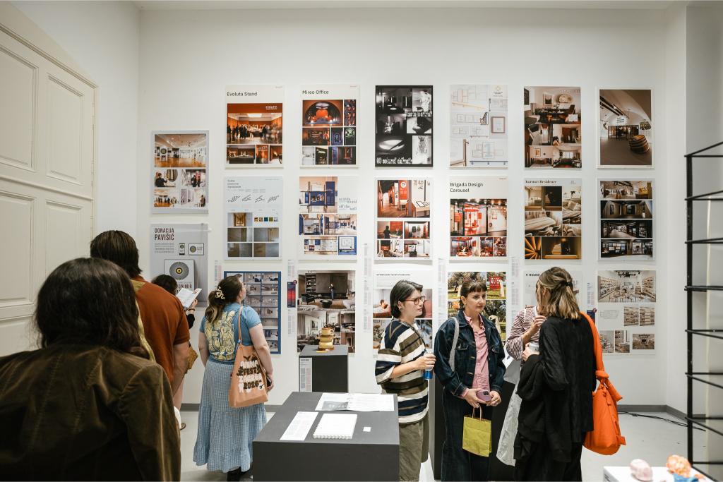 Posjetitelji proučavaju nacrte i plakate arhitektonskih projekata na Zagreb Design Weeku