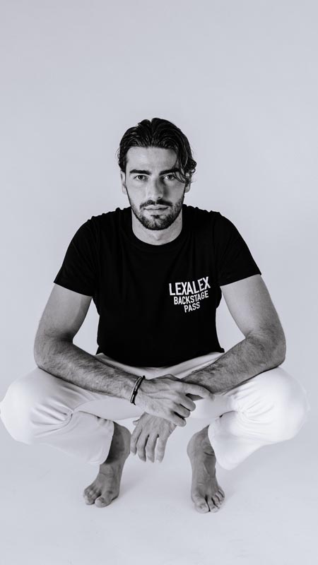 Muška crna pamučna majica Lexalex Backstage Pass i bijele hlače u sklopu ljetne kolekcije.