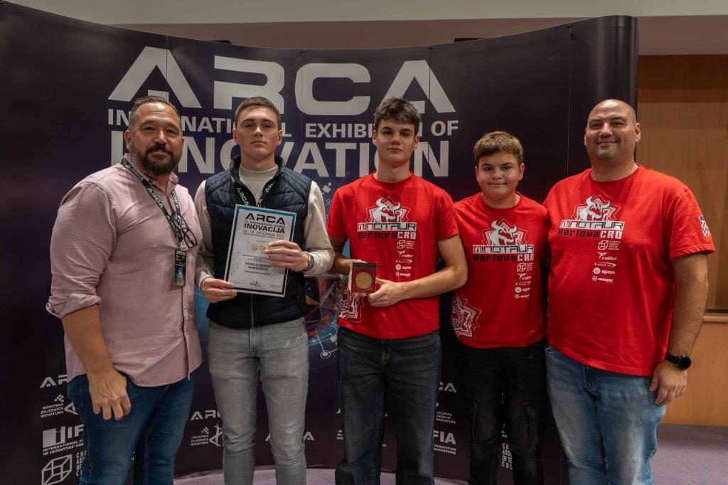 Nagrađeni tim s diplomom i medaljom ispred ARCA zida na Međunarodnoj izložbi inovacija u Zagrebu