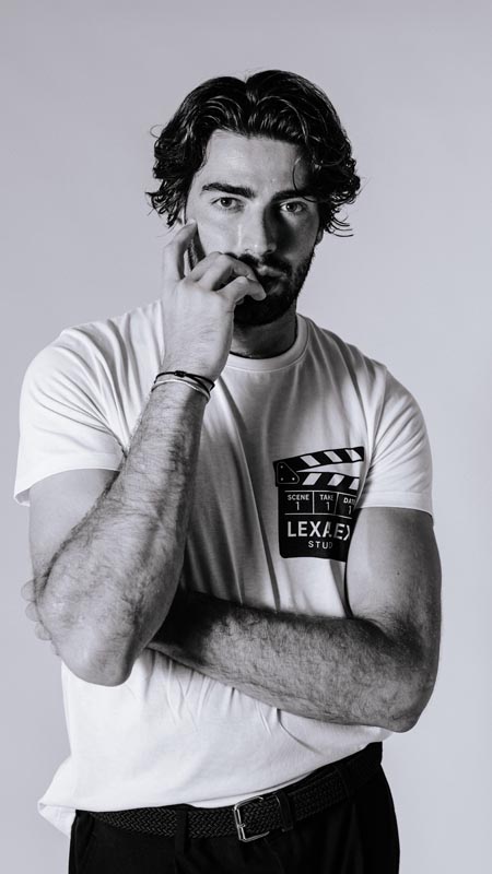 Muška bijela pamučna majica s crnim printom filmske klape i natpisom Lexalex Studio na prsima.