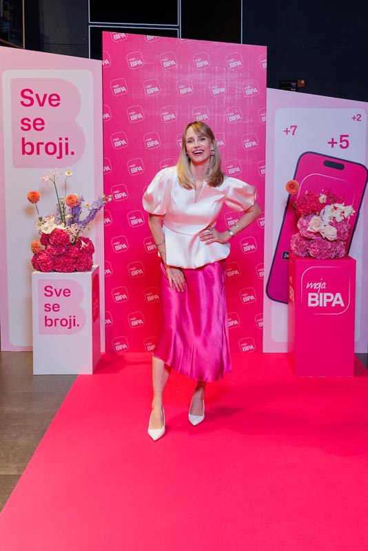 Emina Pršić Babić u ružičastoj suknji pozira na crvenom tepihu ispred zida s logotipima za mojaBIPA kampanju Sve se broji