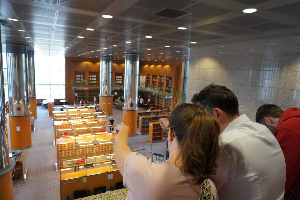 Sudionici s galerije gledaju i pokazuju prema velikoj dvorani Nacionalne i sveučilišne knjižnice