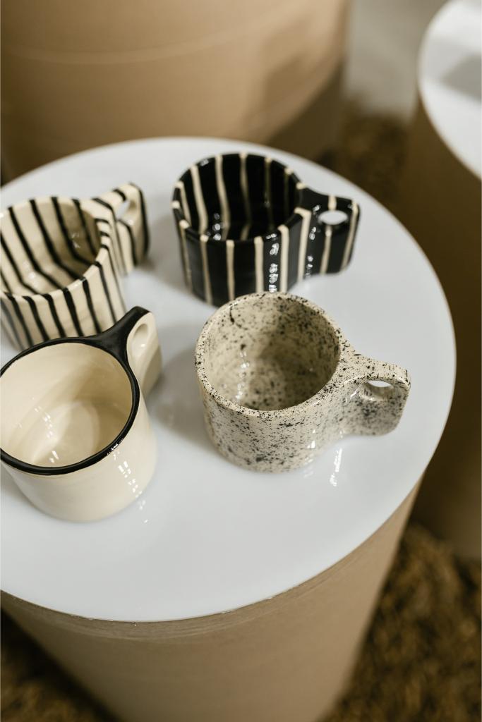 Dizajnerske keramičke šalice s crno-bijelim motivima na Zagreb Design Weeku