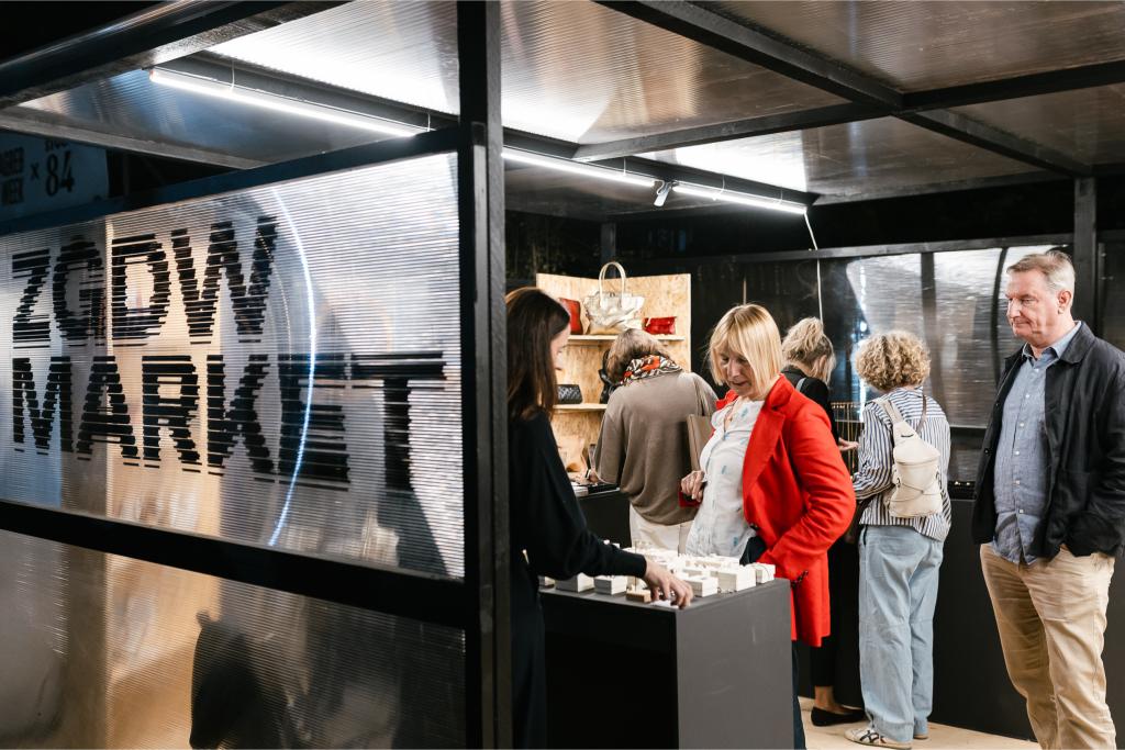 Posjetitelji razgledavaju nakit i torbe na prodajnom prostoru ZGDW Market u sklopu tjedna dizajna