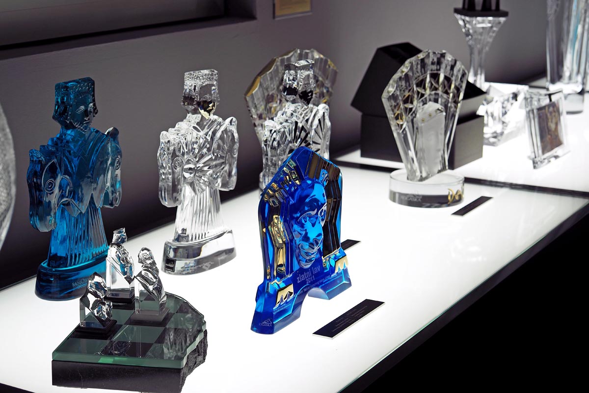 Prestižni kristalni trofeji, skulpture i plaketa Zlatni lav izrađeni u Staklarni Rogaška u Sloveniji.