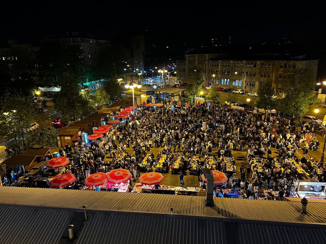 place_market_kvatric_1 hrpa ljudi se zabavlja navečer na place marketu na kvatriću