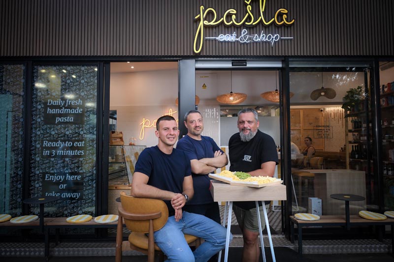 Kulinarski chefovi ispred ulaza u restoran Pašta eat and shop sa svježom tjesteninom.
