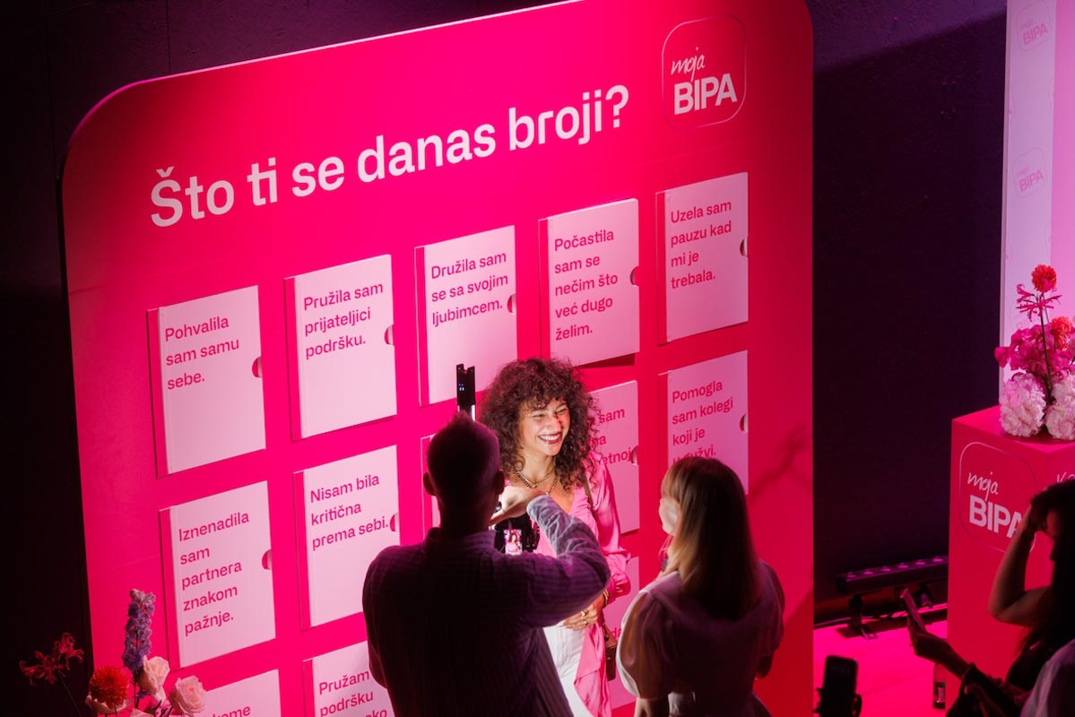 Posjetitelji ispred ružičastog zida s natpisom Što ti se danas broji na predstavljanju mojaBIPA kampanje