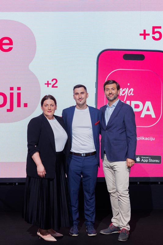 Tina Jurjević, Matija Sikirić i Marijan Bošković ispred ekrana s natpisom Sve se broji na mojaBIPA predstavljanju