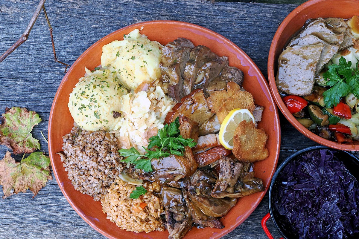 Tradicionalna domaća jela od mesa, heljdina kaša, pire krumpir i dinstano crveno zelje na imanju Pomona Turizem na podeželju.