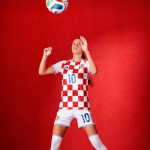 Hrvatska nogometašica Ana Bakalar u kockastom dresu s brojem deset udara loptu glavom