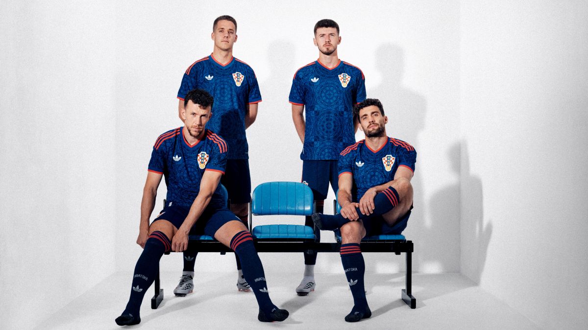 Četiri hrvatska nogometna reprezentativca u plavim dresovima s motivom čipke poziraju na plavoj klupi