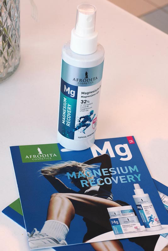 Kozmetika Afrodita Magnesium Recovery magnezijevo ulje u spreju postavljeno na plavi letak.