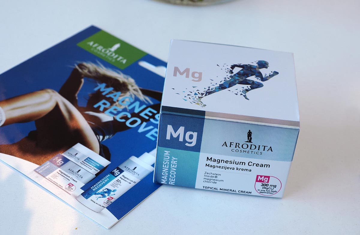 Kozmetika Afrodita Magnesium Cream magnezijeva krema za tijelo u kartonskoj kutiji pokraj brošure.